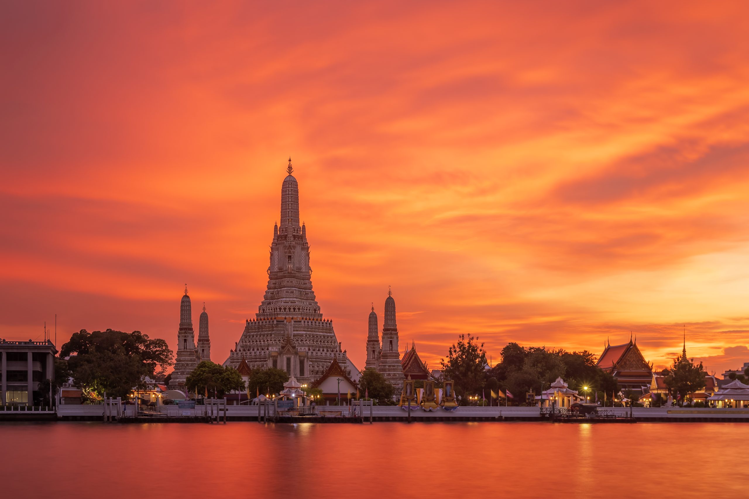 Wat Arun Ratchawararam (Temple of Dawn) and five pagodas during twilight, famous tourist destination in Bangkok, Thailand
